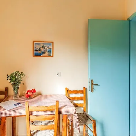 3-person In Center By Alecosstudios * Poros (Kefalonia)