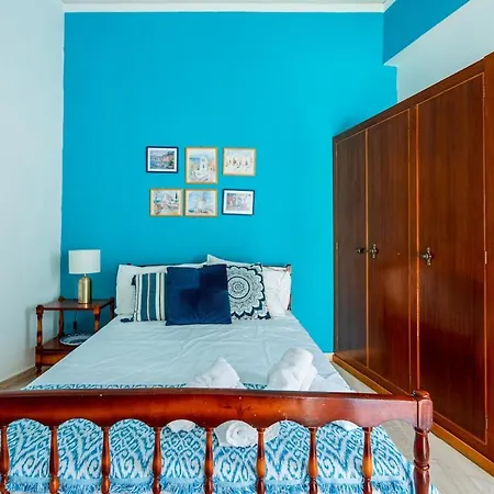 3-person In Center By Alecosstudios * Poros (Kefalonia)